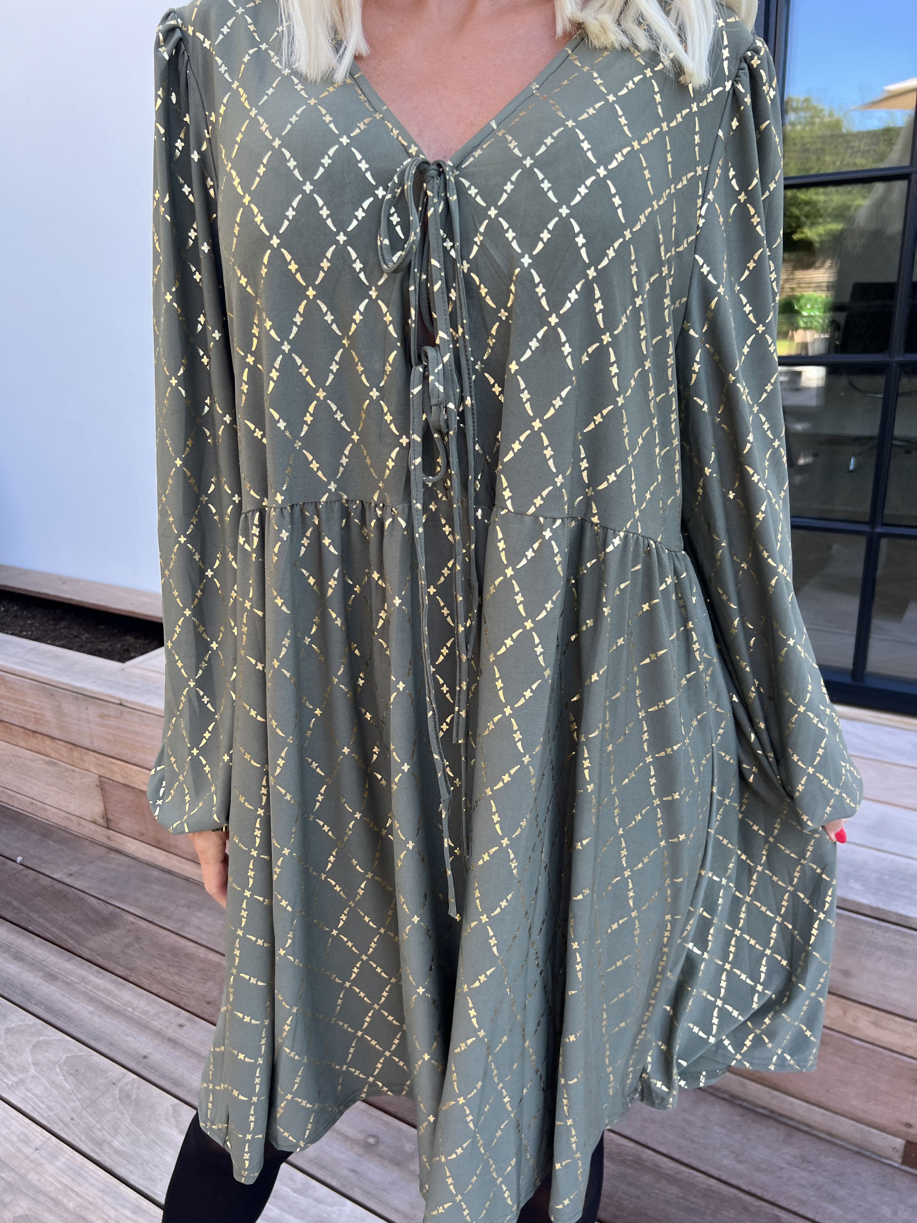 Cersei Gold Check - Babydoll kjole med guldprint og sløjfer